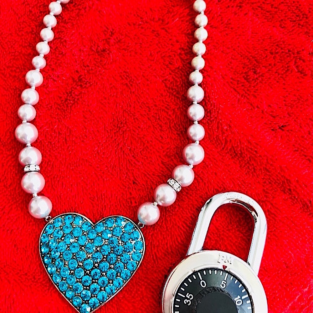 NWOT VALENTINE’S DAY SUPER STUNNING VERY SPARKLY HEART PEARL NECKLACE GORGEOUS